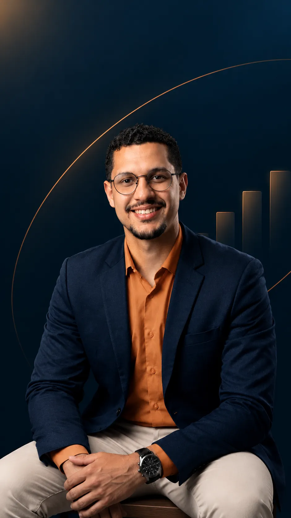 Consultor da Vértice de óculos e blazer azul-marinho, sorrindo
